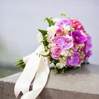 Букет невесты из розовых роз и орхидей «Вальс Мендельсона»